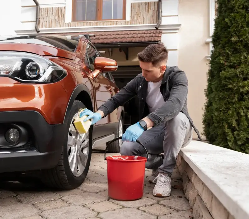 Lavage auto à domicile Velleron : professionnel intervenant sur un véhicule